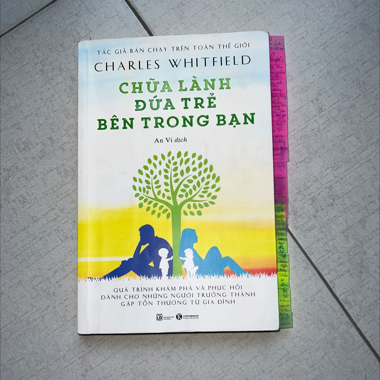 Mình đã tìm đọc biết bao sách tâm lý rồi nhưng không thấy cuốn nào nói đủ hết về mình, vì vốn bản thân mình là một người khó đoán và nhiều lớp tính cách. Và vô tình thấy cuốn sách này, với cái bìa vừa sến lại không hề nổi nhưng tự dưng đùng 1 cái đọc xong và nghiễm nhiên trở thành cuốn sách mình thích nhất.
RẤT RẤT RẤT ĐÁNG ĐỌC mọi người nha. Cuốn này viết ra để chửi mình hay sao mà lật đại trang nào cũng thấy nhột hết. Mình đọc xong phải mua thêm 2 cuốn cho chị và mẹ nữa 🥲