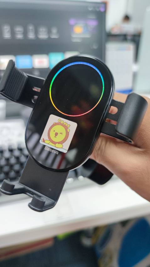 Có lớp keo để bám dính kèm với hút chân không, chưa biết khi chạy nhanh có bị ảnh hưởng không. Chỗ gài điện thoại có vẻ yếu, không kẹp chặt, quay ngang có thể bị rớt. Sẽ đánh giá lại sau một thời gian xem có đáng với tầm giá không.