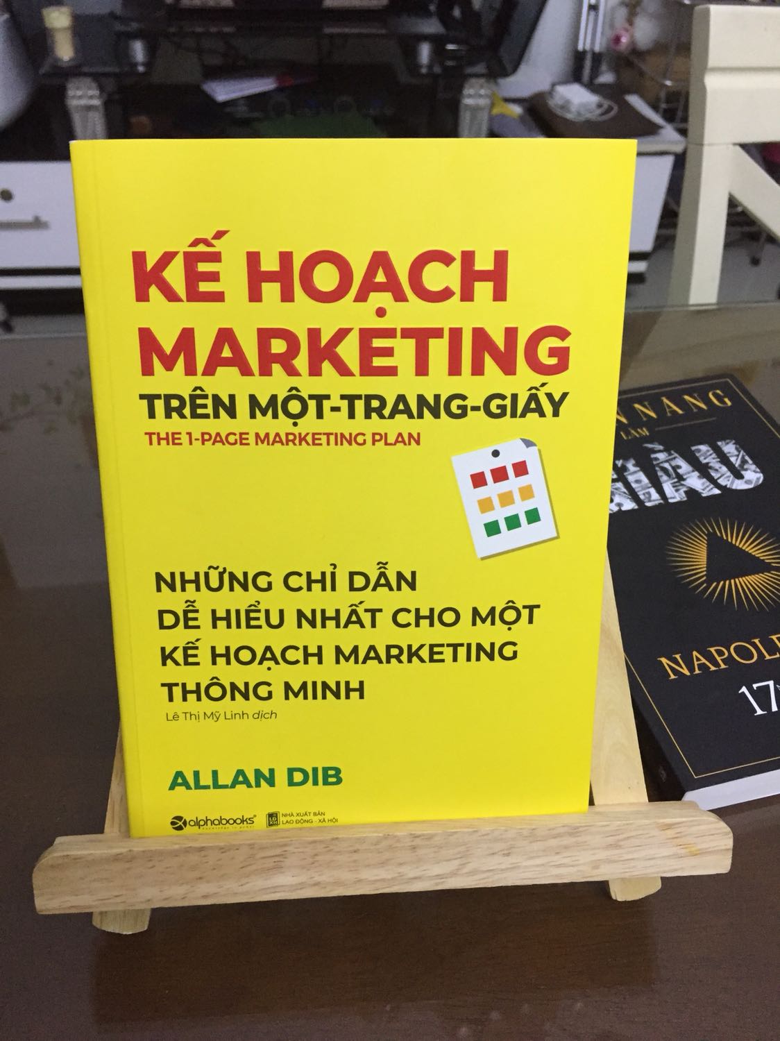 Chiều ngang thanh kệ nên rộng hơn , và giá chống đỡ phía nên chia thành nhiều cấp bậc ( cao, thấp ) như nấc thang để tiện gắn điều chỉnh.