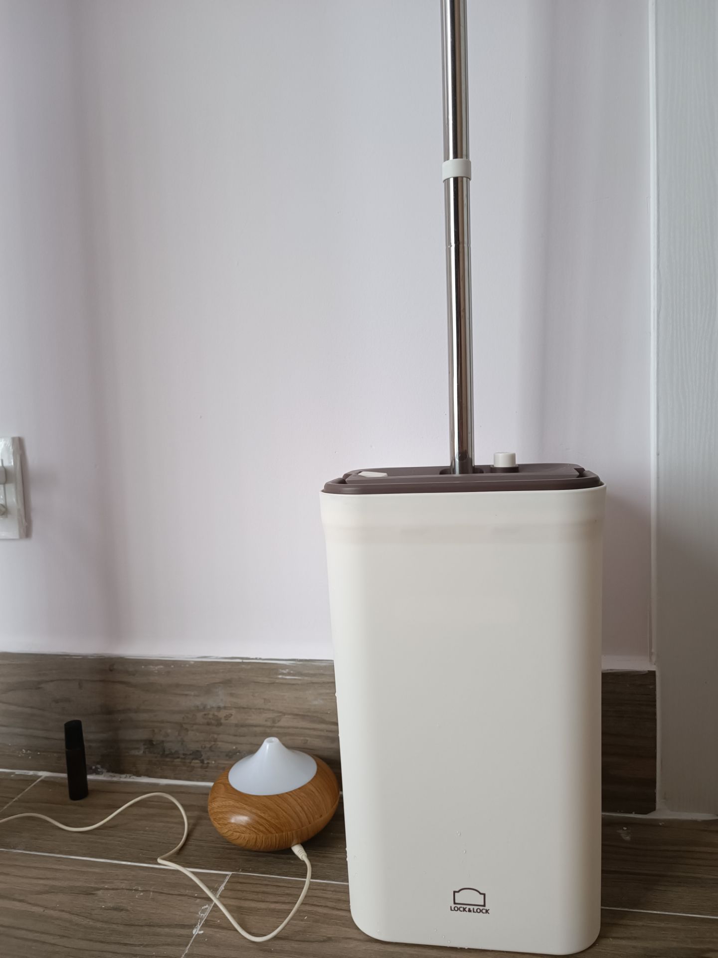 gọn gàng chắc chắn tay cầm đệm êm vắt nhẹ nhàng lau k cần dùng sức ghì kiểu dáng thanh lịch vừa vặn thẩm mỹ, tiki giao nhanh 2h, chuẩn chính hãng lock n lock, mua sale rẻ nhất các sàn lun, quá yên tâm