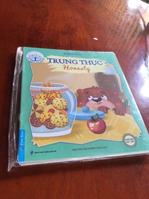 Bộ sách đẹp, khổ to, mới cứng , trang giấy dày đẹp chất lượng , hình ảnh tinh tế sắc nét, chữ to rõ, nội dung hấp dẫn , phát triển nhân cách , bé nhà mình rất thích , người lớn cũng thích đọc.  Bao bì đóng gói cẩn thận, shipper lịch thiệp, cảm ơn Tiki. Hơi buồn đó nhận sách thì Tiki giảm giá thấp hơn giá thành đã mua