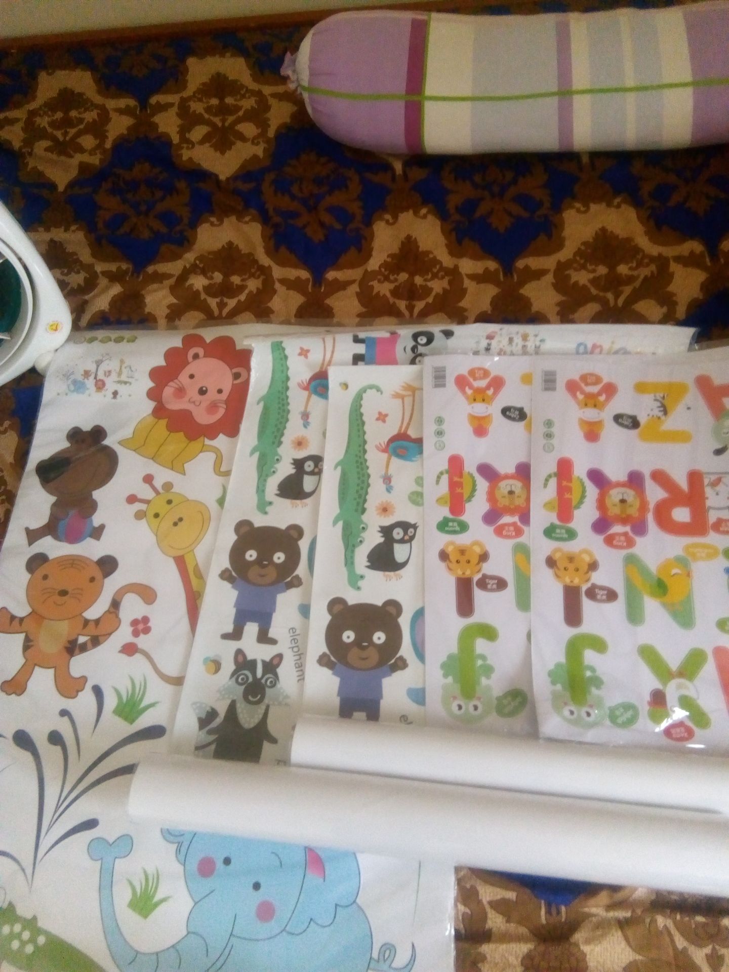 chữ tiếng anh đâu shop. vui lòng liên hệ lại với mình để đổi lại cho mình. bạn nhìn xem mình đặt 1 thú,2 phương tiện giao thông và 1 chữ cơ mà. sao lại giao cho mình có 1 thú ko có chữ tiếng anh như hình. rồi 2 thú kia mình ko đặt. phương tiện giao thông đâu. mà sao lại giao 2 bảng chữ cái trùng nhau. mình rất bức xúc đợi quá lâu để nhận mà cuối cùng nhận được thế này. vui lòng đổi lại cho mình