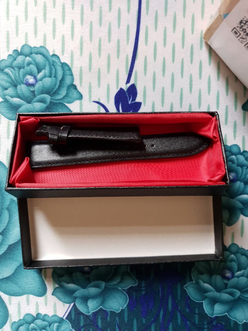 Nhận hàng xong mang về nhà mở ra tìm mãi không thấy chốt cài, khóa đâu cả, chỉ có mổi dây da. Như vậy làm sao mà sử dụng trời. Giờ phải liên hệ tiki hay shop vậy???