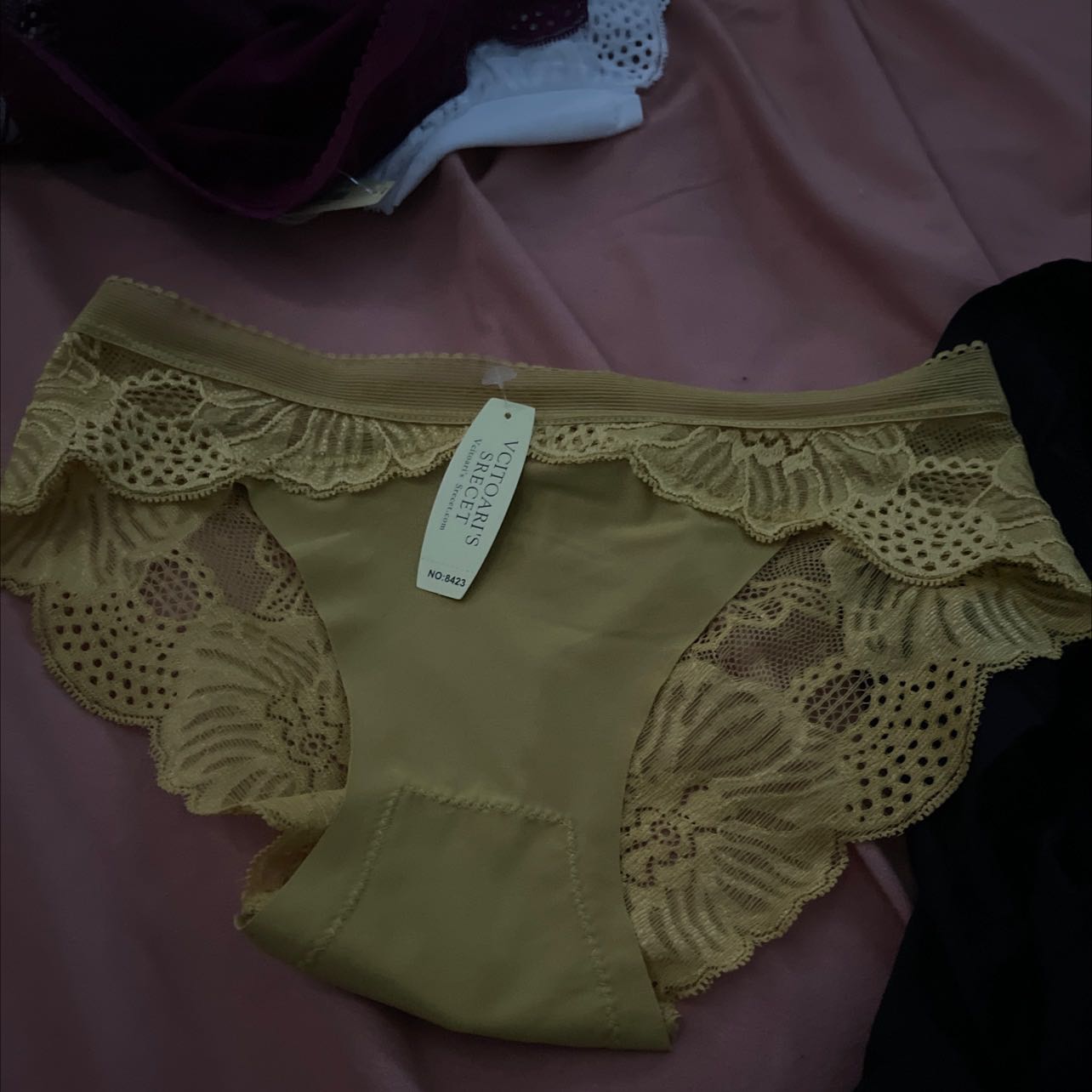 Quần nhỏ quá không bận được mà không nói rõ không vừa ý