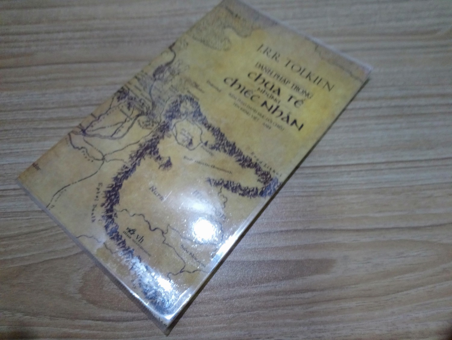 Cuốn này rẻ mà in ấn, biên tập rất xịn, nếu bạn là fan của Chúa Nhẫn là phải mua nó về để xem cùng truyện chính cho dễ theo nhịp. :D