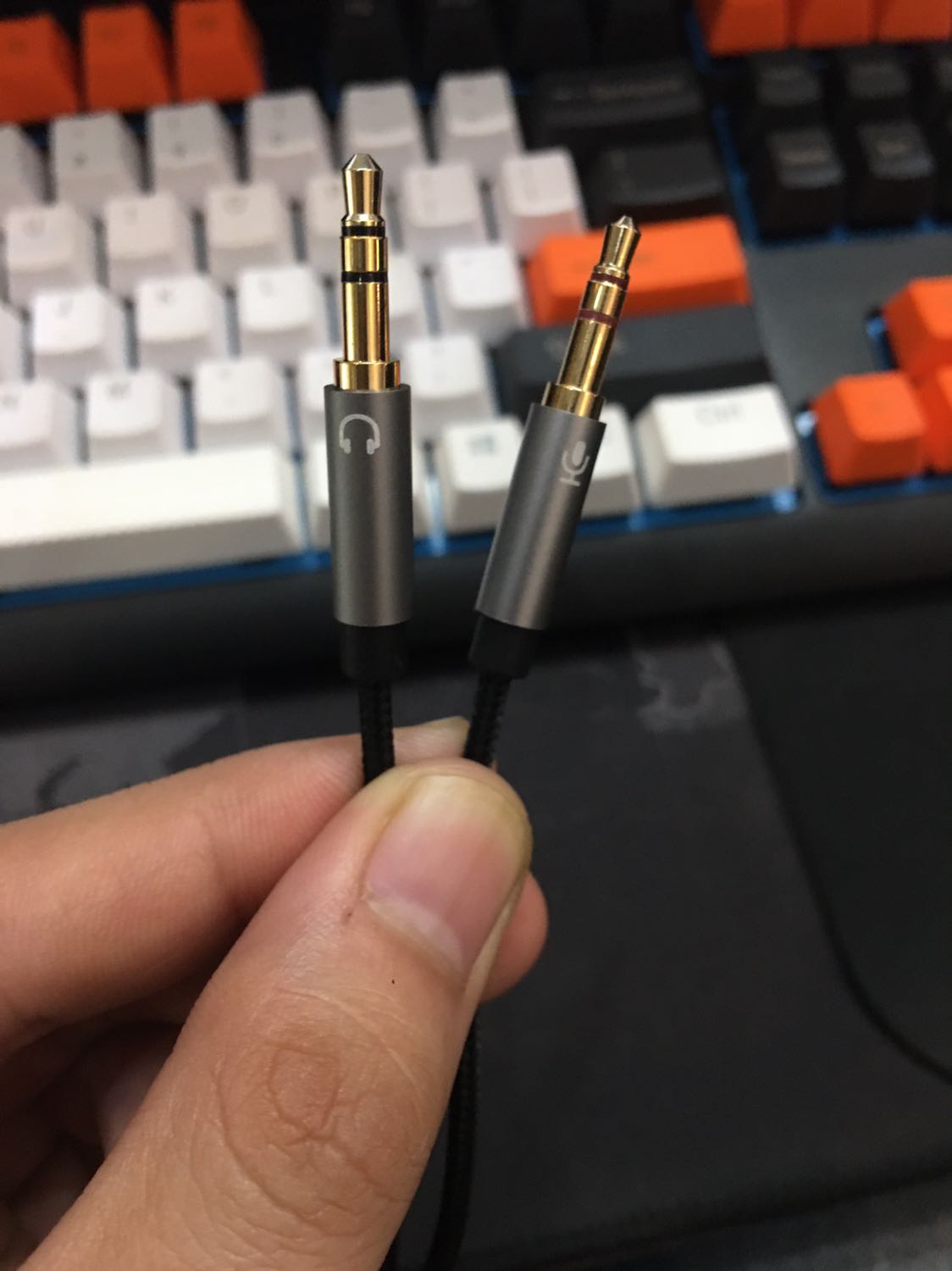 Giao hàng nhanh, đóng gói cẩn thận
Hàng hoàn thiện với chất lượng khá tốt, nhìn khá thíc mắt, dây bọc dù chắc chắn.
Chất lượng truyền tín hiệu ở mức trung bình. Tuy nhiên với mức giá như vậy là chấp nhận đc. Nếu ae nào yêu cầu cao thì nên cân nhắc, còn nếu chỉ cần chất lượng vừa phải để nghe + đàm thoại trên PC thì OK