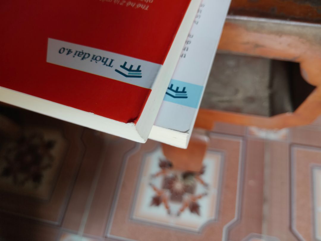 sách nhìn cũ. gáy sách bị rách nữa. bìa sách bị hỏng phần góc. phía sau sách có chỗ có dấu hiệu bóc dán lâu ngày. nói chung là hơi thất vọng ạ :(((