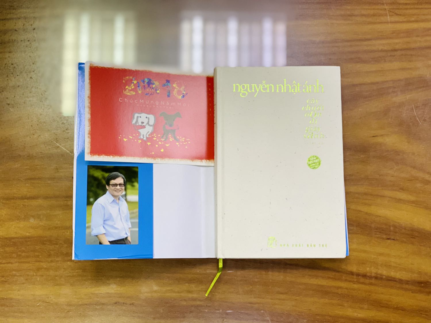 - Mình đặt sách tầm một tuần thì nhận được hàng. NXB Trẻ đóng gói cẩn thận, hộp vừa vặn và đầy đủ hóa đơn. Sách được bọc màng co phẳng phiu nhưng trong quá trình vận chuyển một góc sách vẫn bị móp nhẹ. 
- Sách có bìa cứng, khổ nhỏ, có áo sách; chất lượng giấy tốt, hơi mỏng nhưng bóng và mịn. Hình minh họa màu rất đẹp. Sách tặng kèm một postcard như ảnh, khá dễ thương.