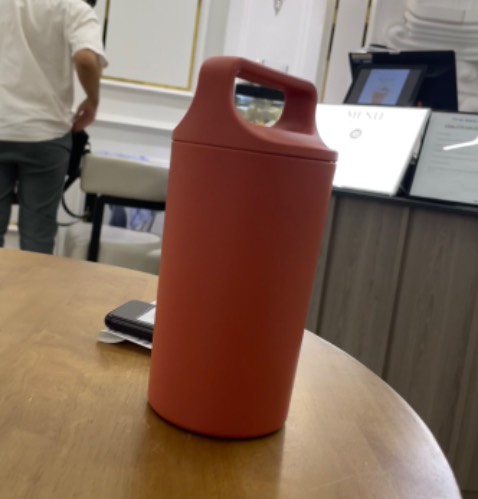 Tiện lợi khi có thêm cái ly, giảm thiểu ly nhựa dùng 1 lần.

Tuy nhiên tách riêng ly và bình chỉ được dùng tại chỗ, không mang theo được vì chỉ có 1 nắp là kín nước. nắp còn lại có lỗ cắm ống hút mà không có nút bít lỗ lại.

Ly giữ nhiệt tốt ở môi trường trong phòng, giữ nhiệt bình thường ở môi trường ngoài trời (khoản 3 tiếng đổ lại)