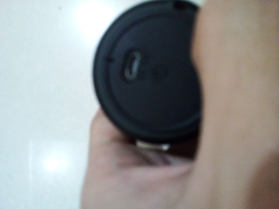 giao hàng nhanh . mới đầy đủ phụ kiện . chất âm tốt , kết nối xa với ổn định lắm . pin trâu nghe cũng được lâu . sản phẩm ok lắm