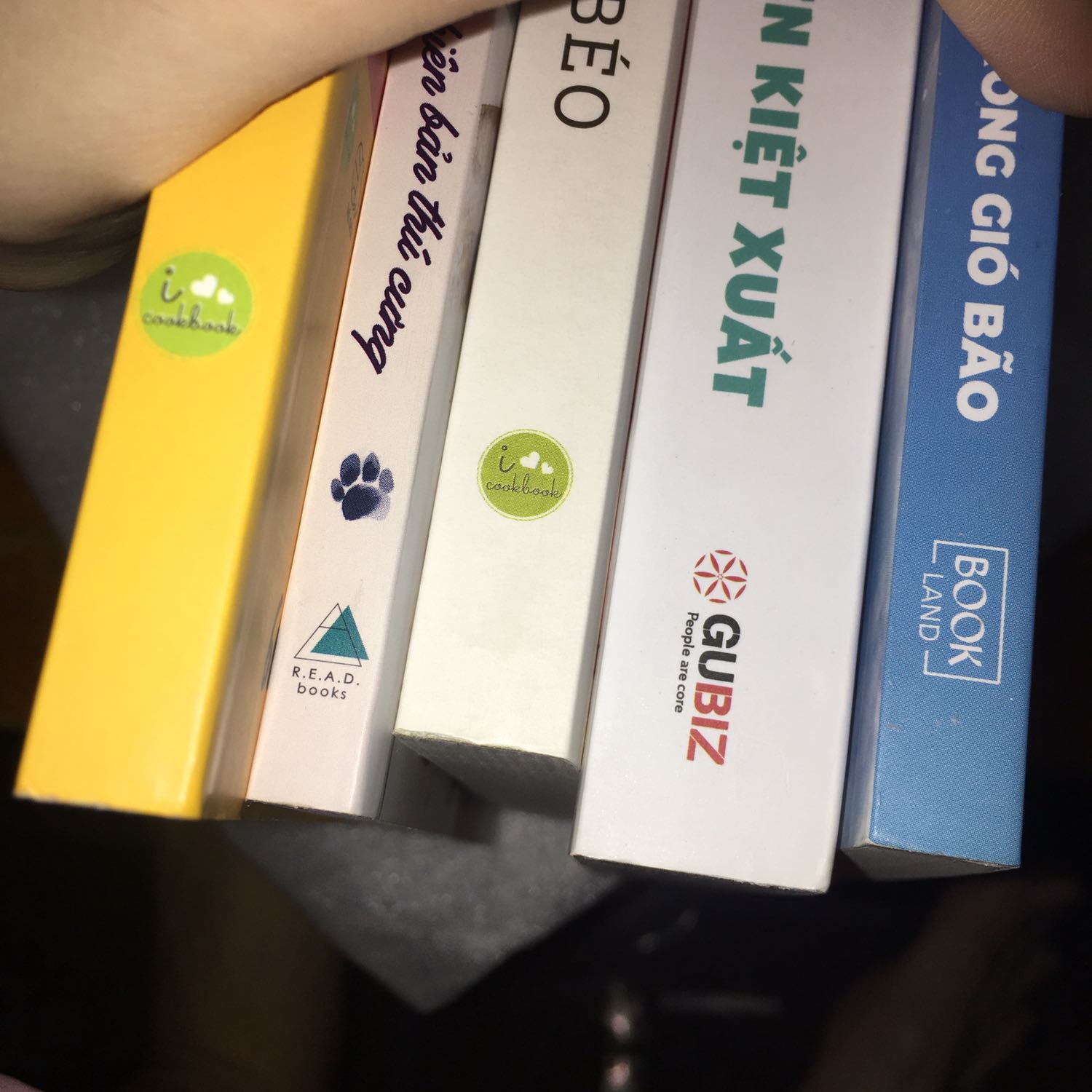 Giao hàng nhanh, shipper thân thiện, sách còn mới đẹp, không bị nhăn góc hay trầy xước gì nhiều, đóng gói tốt, mua giá sale nên khá rẻ.