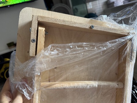 Bán hàng tệ, không đúng hình ảnh quảng cáo. Hàng giao bị gẫy thanh ngang ở 1 bên chân. Chân rung rinh, tất cả các cạnh đều sắc bén, gồ ghề.  Hoàn toàn khác hình, khách hàng tin mua, rốt cuộc mất thời gian chờ, mất niềm tin…