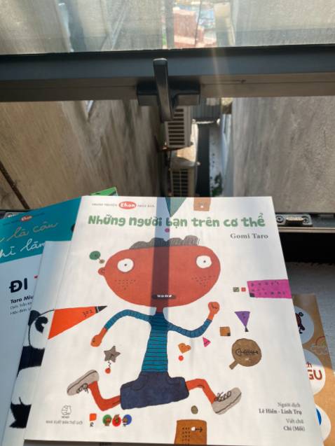 con mình khen quyển này có cách vẽ và câu chuyện lạ, độc đáo nên con thích lắm, mang đi đọc với các bạn ở lớp