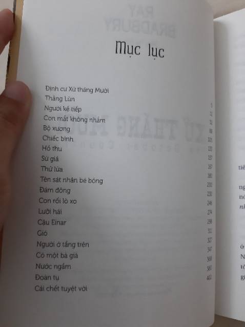 Mình canh mãi mới thấy tiki sale quyển này xuống  55% nên mua nhanh nhanh.
Hay lắm ạ. Sách là những câu chuyện nhỏ khác nhau nhưng đều mang những ý nghĩa nhất định.
"Tôi đã làm đúng như thế.
Và tôi đây.
Và nó đây.
XỨ THÁNG MƯỜI.
Mời bạn vào chơi."