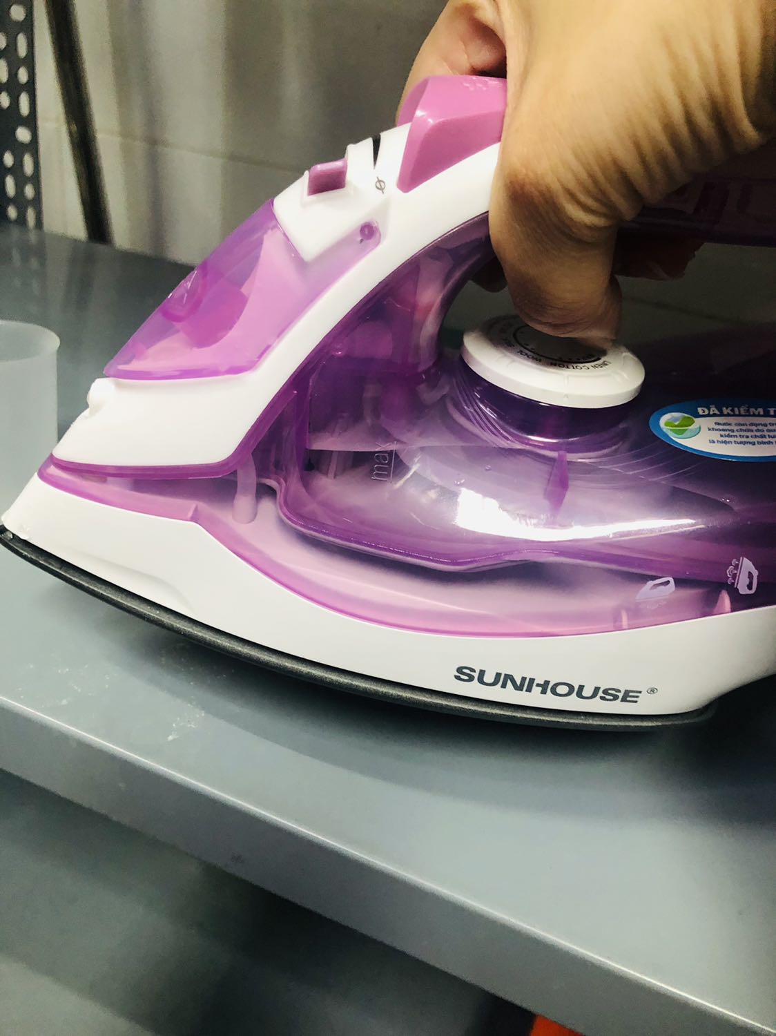 Giao nhanh 2h. Mẫu giao đẹp, bao bọc sạch sẽ, nhưng khi kiểm tra cắm điện và đổ nước thì máy ủi rất ok. Nhưng khi không ủi để riêng ra thì máy không giữ nước được lâu cứ chảy hoài, nên cân nhắc khi mua , ngoài vấn đề đó thì mọi thứ đều ổn.