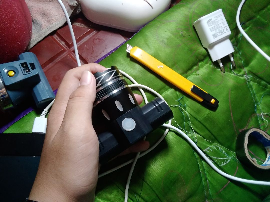 sài tạm ae ạ mà ae nào là thợ điện thì cứ thay pin cho con đèn đuôi lí do ae phải sạc thì mới lên đó là đèn đuôi bị chết pin ae ạ thay xong thì vẫn dùng bình thường thôi