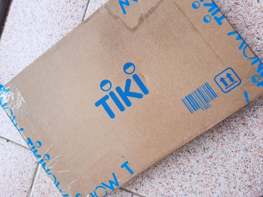 màu pastel xinh cực kì. mình thấy nhiều ảnh đánh giá rồi cơ mà thấy tận mắt màu lại xinh hơn mình nghĩ. Mình đã dùng bản màu đen thì mình thấy phím bấm của bản màu xanh mới ra bấm đầm tay hơn màu đen, phím chắc chắn hơn ấy. Nhưng độ hoàn thiện chi tiết về con số in trên phím chưa thật sự hoàn hảo như màu đen.