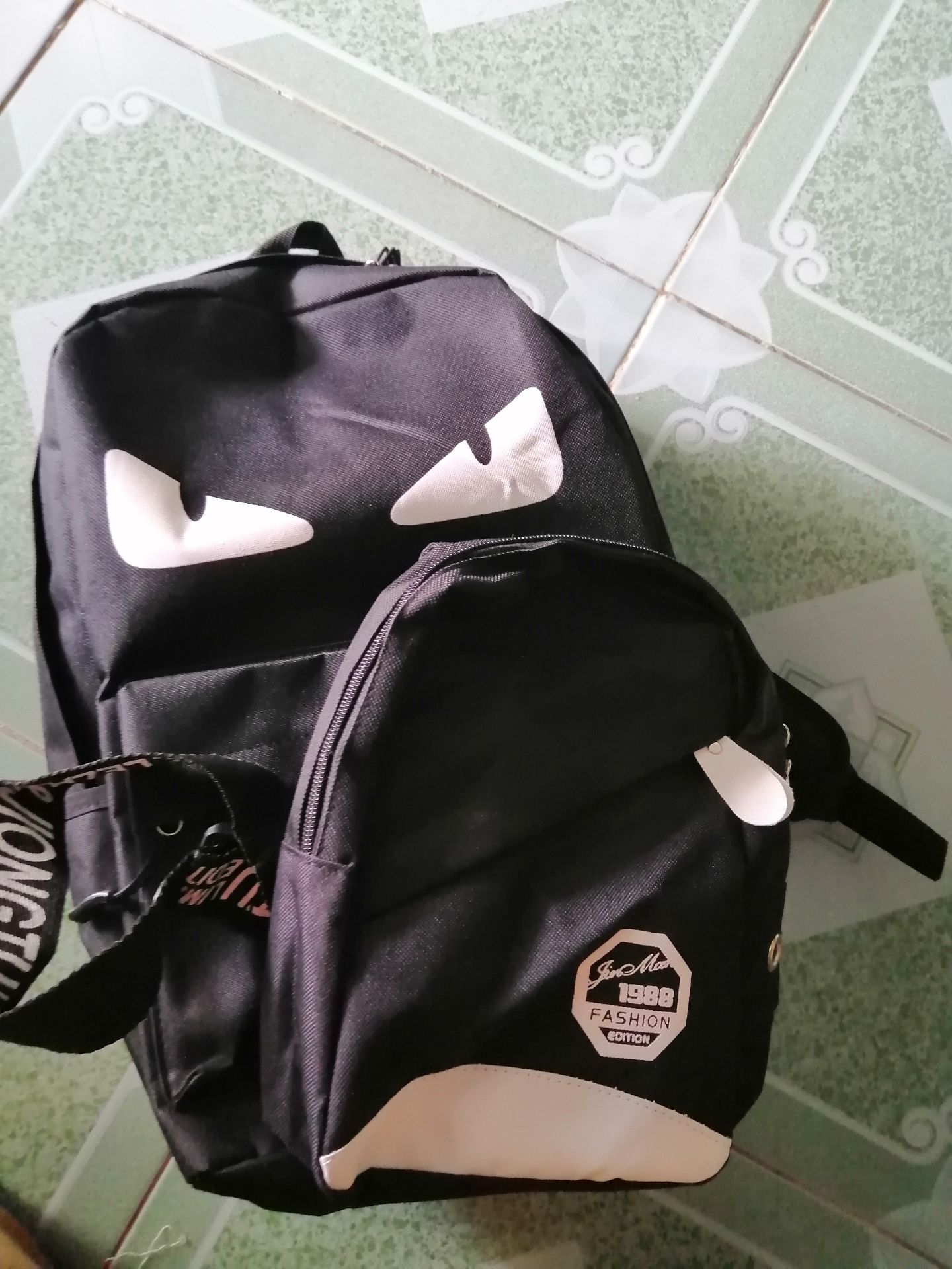 Ban đầu thì nhìn tưởng nhỏ như cặp tiểu học nhưng lúc sau so lại thì cặp mik đang mang trước đó bằng nhau vì gio dây đeo khá ngắn mọi người hạ dây đeo xuống thì cặp sẽ ô kê còn túi đeo chéo thì rất đẹp nhưng chất liệu vải hơi mỏng nói chung với giá tiền này thì mik rất hài lòng không có phàn nàn gì cả rất tốt mik rất hài lòng