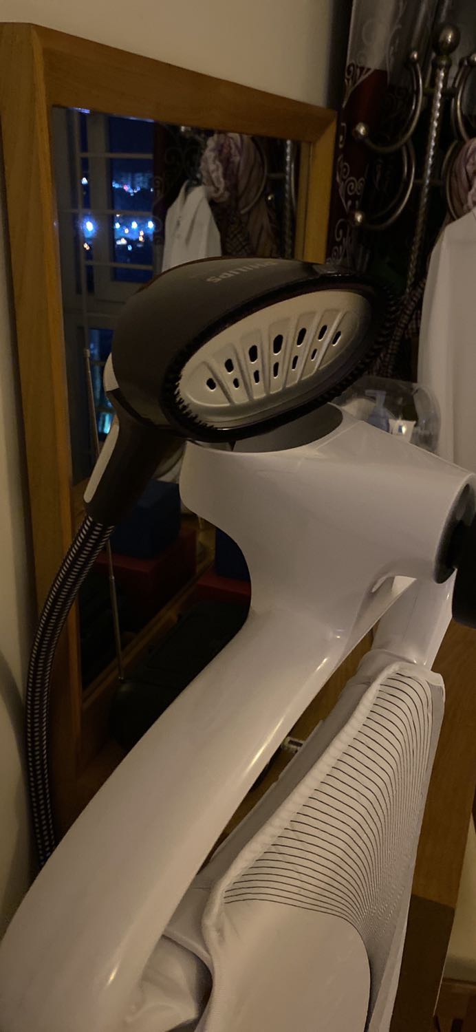 Mới dùng thử, bàn là to hơn mình tưởng tượng, khá là chiếm diện tích nhưng là áo sơ mi phẳng nhanh và nhẹ nhàng…chỗ cài đầu là không giữ chắc, cứ bị tuột ra là chỗ ko ưng nhất… còn nhìn chung là ưng ý