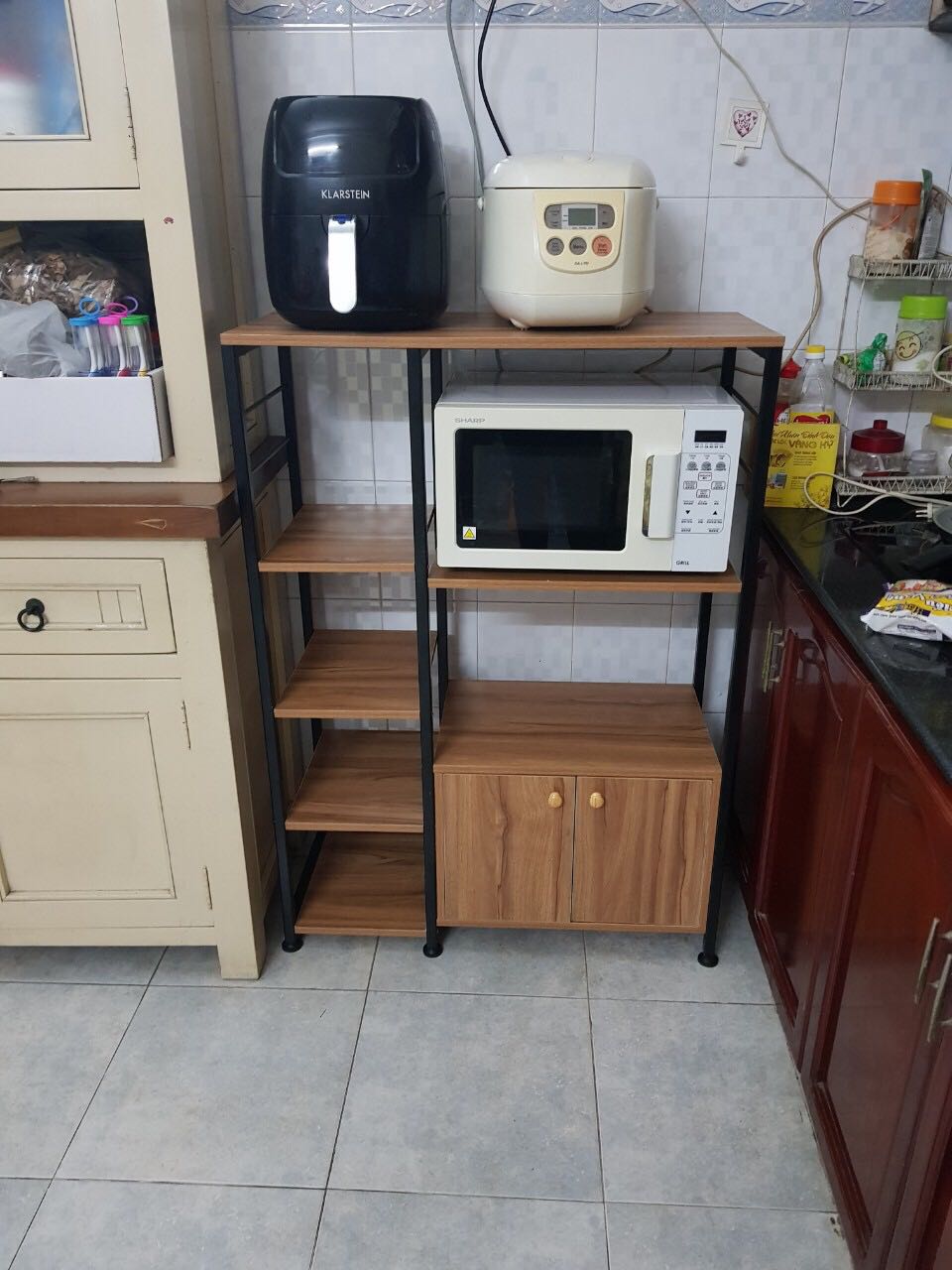 Nhận được hàng và lắp ngay cho gia đình, chỉ biết nói là rất hài lòng sau khi hoàn thành
Shop tư vấn cực kì nhiệt tình, mình tưởng hàng cồng kềnh lâu giao, ai ngờ mới 2 bữa nhận được liền
Về kệ thì khỏi phải bàn, để được bao nhiêu là đồ, khung kệ rất vững chải
Cho shop 5 sao, rất đáng đồng tiền!