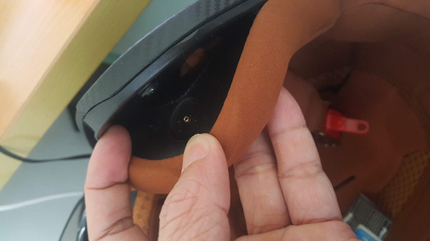 Không biết sản phẩm mình mua bị lỗi hay tất cả sản phẩm khác đều như vậy? Mũ bị lộ phần xốp trắng trông rất mất thẩm mỹ, tháo thử 2 miếng ốp má thì cúc bị tuột ra luôn (bị tuột phần chốt đồng trong cúc bấm) chả dám tháo tiếp sợ hỏng hết luôn. Nói chung là không hài lòng