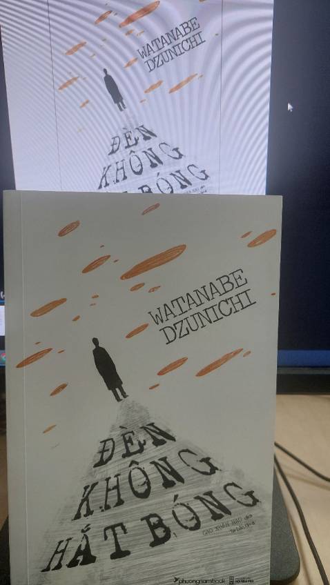 “Đèn không hắt bóng “ ( Vô ảnh đăng ) mô tả công việc thường ngày ở bệnh viện, khắc họa chân dung, những suy tư của người làm việc trong ngành y ở Nhật Bản. Tác phẩm là những chắt lọc tinh tế về bản tính của con người, về khoảng cách giữa việc con người sống thế nào trên thực tế và cách mà người ta phải sống thế nào. Câu chuyện xã hội nước Nhật dù ở những năm 70 thế kỷ trước có nhiều nét tương đồng với xã  hội Việt Nam hiện nay.
