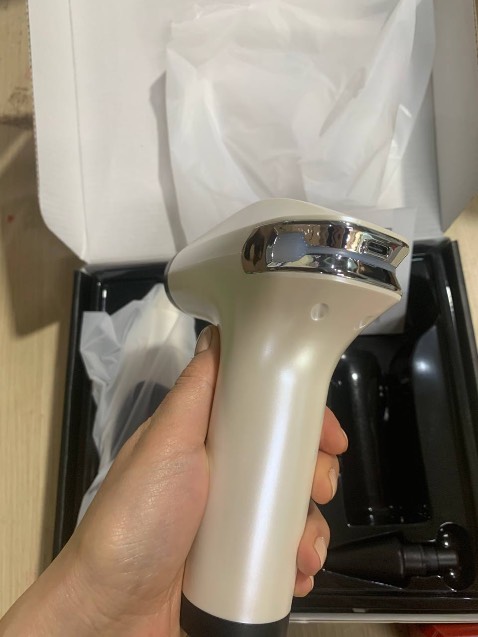 Về sản phẩm: Giá cả tương đối dễ tiếp cận, Máy có nhiều chế độ và nhiều mức độ rung.
Thân máy gọn nhẹ, cầm khá vừa tay, không bị mỏi
Màu sắc đẹp, dễ sử dụng, thay đầu massage dễ
Tóm lại trải nghiệm mua hàng lần này rất luôn. Vote 5 sao cho Shop