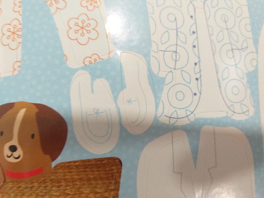 quá nhiều màu trắng, màu sắc đơn điệu, decal dễ rách, mỏng
khuôn cắt giấy cẩu thả và không tỉ mỉ.
sách dán sticker tệ quá.