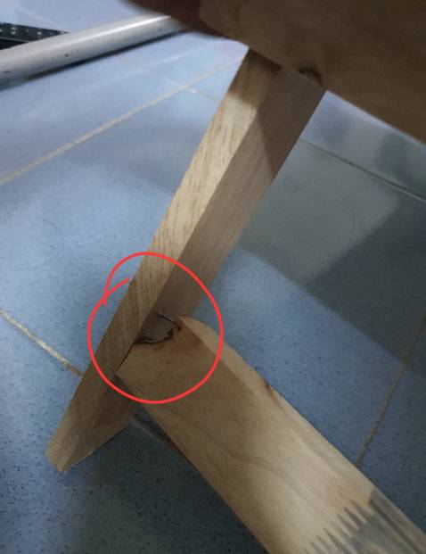 Mua cái bàn tưởng đâu mua con ngựa gỗ không ấy. Nó lụp xụp, chông chênh... kiểu cắt gỗ bị vênh ấy. Còn mấy thanh gỗ thì như lấy gỗ thừa bỏ vào cho đủ bộ phận. (Ảnh 1). Lần đầu mua bàn, tủ trên Tiki mà thất vọng vậy luôn. Shop nên coi lại chất lượng sp bên mình.