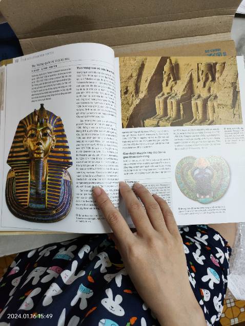 Mình mua của Đảo Sách, bọc còn nguyên ko móp, hộp đóng gái thiết kế khá ok nhé, có thể thay đổi bề dày theo món hàng.
Nội dung sách tóm tắt, có nhiều hình ảnh, hợp với cái bạn nghiệp dư xem vừa vui mắt vừa đọc chữ. Còn về tính chất nghiên cứu thì không nhiều, bạn nào mua về làm luận văn thì sẽ không đủ nhé, nhưng nghiên cứu mà, cứ mua để xem thêm hình ảnh vì nó đã được sắp xếp theo thời kì, ta có thể dựa vào đó để tìm thêm tài liệu trên mạng.
Bao bìa thiết kế đẹp, có dập nổi, phụ huynh mua về tặng con để các em đọc thì nên từ lớp 9 trở lên, vì chữ không quá nhiều, câu từ không khó, nên các em đọc hiểu được nhé, lại có thể trưng tủ sách cho thêm đẹp.