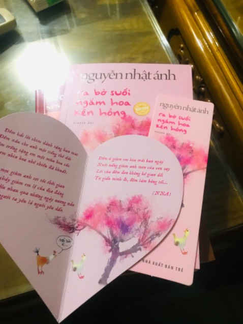 - Gần đây mình mới đọc truyện của bác Nguyễn Nhật Ánh, tháng 11 vừa rồi mình đã đọc 3 cuốn: tôi thấy hoa vàng trên cỏ xanh, út quyên và tôi, bàn có năm chỗ ngồi. Mình cực kì thích
- Mình đặt cuốn này khoảng 2 3 hôm trước thôi
- Giá mình mua đợt sale: 79k 
❤️❤️❤️❤️