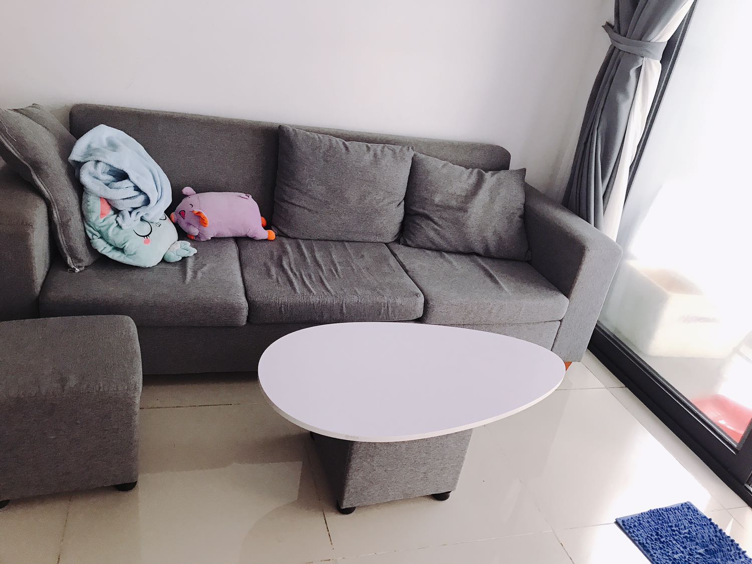 Bàn xinh xắn nhưng khi gói hàng shop nên bọc thêm 1 lớp nilong hoặc giấy báo mặt bàn, nay trời mưa thùng giấy bị ẩm mềm hết chỉ cần va đập nhẹ là trầy rồi 😁