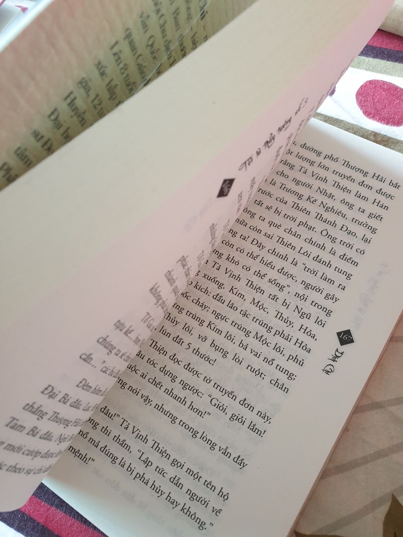 Sách bọc vừa đẹp, giao hàng nhanh. Chưa đọc sang tập 3 nhưng truyện đọc cuốn lắm ạ. :>