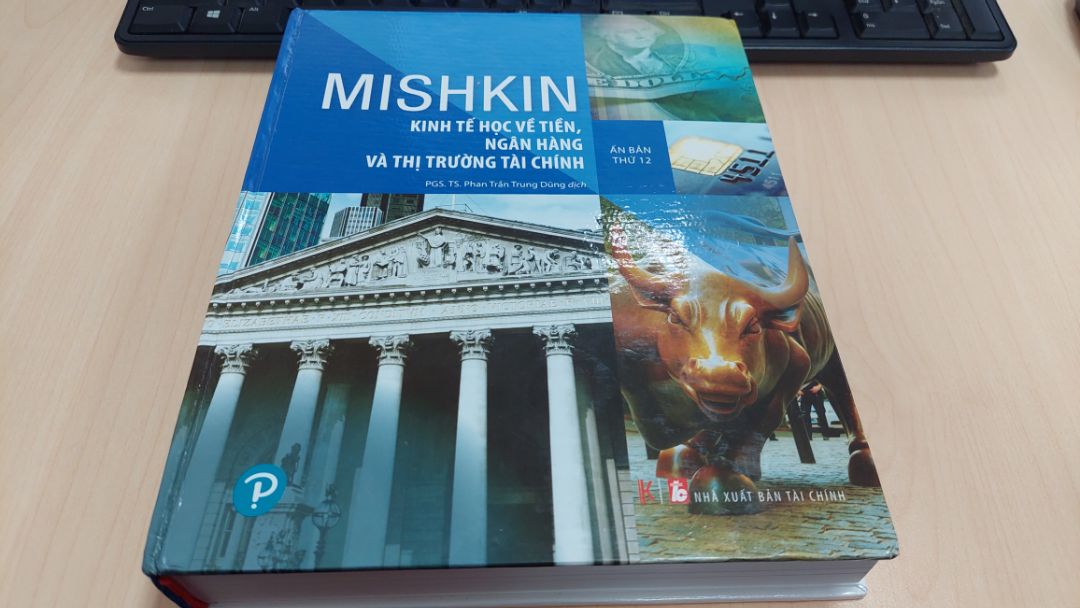 Một sản phẩm tốt cho người đọc phổ thông muốn tìm hiểu về các vấn đề kinh tế vĩ mô tài chính , ngân hàng lý giải các chính sách  tài khóa , tiền tệ của chính phủ. Sách bìa cứng in màu đẹp.