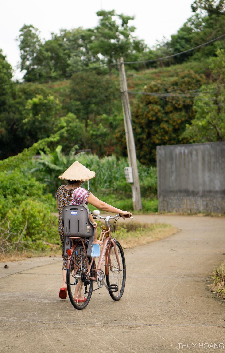 Ghế khá chắc chắn và ổn so với giá tiền,tuy nhiên dây an toàn cho bé ko chắc chắn và dễ tuột,mình phải gia cố lại dây vì bé nhà mình nghịch.