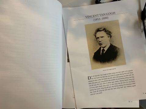 Mua sách của tiki hầu như lần nào cũng ưng ý, nhưng lần này nhận sách mặc dù nguyên seal đẹp đẽ tưởng rất hoàn hảo nhưng mở 1-2 trang đầu ra thì trang sách rời ra luôn như thế này. Lỗi này chắc là lỗi khi in