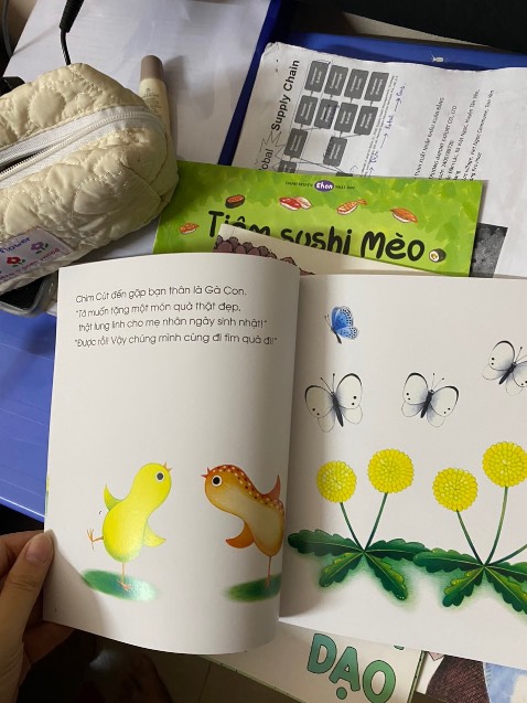 sách của nhật theo suy nghĩ của trẻ nên đơn giản, màu sắc và chữ rõ ràng. bé thích lắm