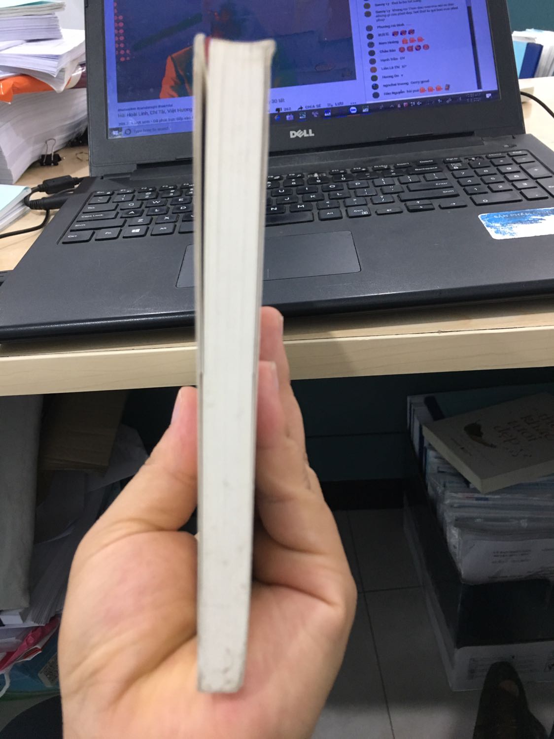 Mua sách của Tiki rất nhiều lần, sách đẹp, chất lượng sách tốt. Ship nhanh và giá cả cũng rất cạnh tranh. Tuy nhiên mình góp ý với Tiki và các nhà cung cấp khác. Do là sách nên khi vận chuyển sẽ bị va đập mạnh dẫn đến mép, móp và dập bìa. Nếu có thể thì Tiki và các nhà cung cấp nên bọc sách lại vừa hạn chế đc méo móp lại vừa giữ đc mùi giấy mới và ko bị mốc. Những cuốn sách mình mua lần này đều bị méo bìa, bụi và mốc. Đánh giá 5 sao nhưng rất mong Tiki và nhà cung cấp lưu ý thêm