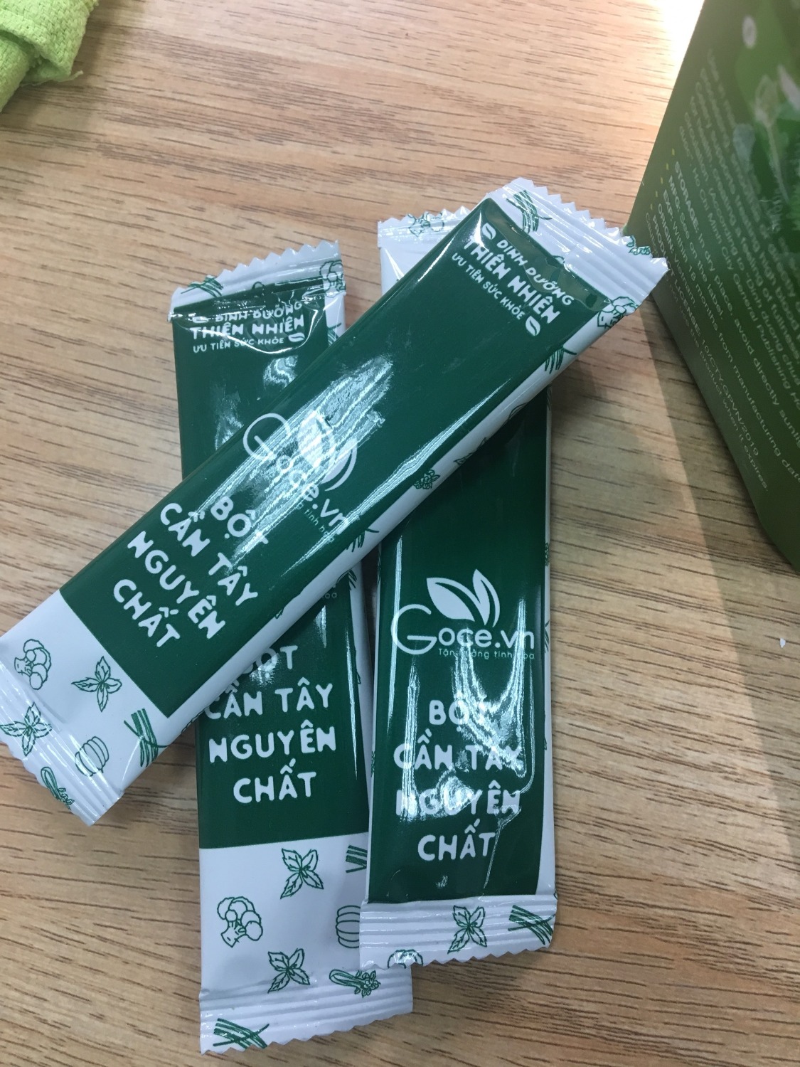 Hộp bột cần tây được đóng túi nhỏ tiện dụng, sản phẩm tốt nguyên chất giúp giảm cân và tốt cho sức khỏe. Đóng gói cẩn thận, thiết kế đẹp, ngày sản xuất mới, sản phẩm nguyên chất không đường nên hơi khó uống, mình cho thêm ít đường cho dễ uống hơn. Vì sức khỏe và tiện dụng nên mình sẽ ủng hộ shop lâu dài.