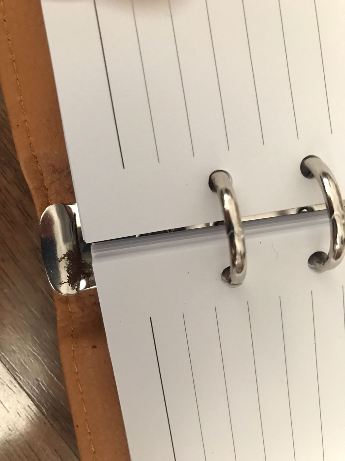 Sổ bị cũ, có vết dơ, vết gỉ xét
Mình mua về làm quà mà giờ như vậy kh dám tặng.