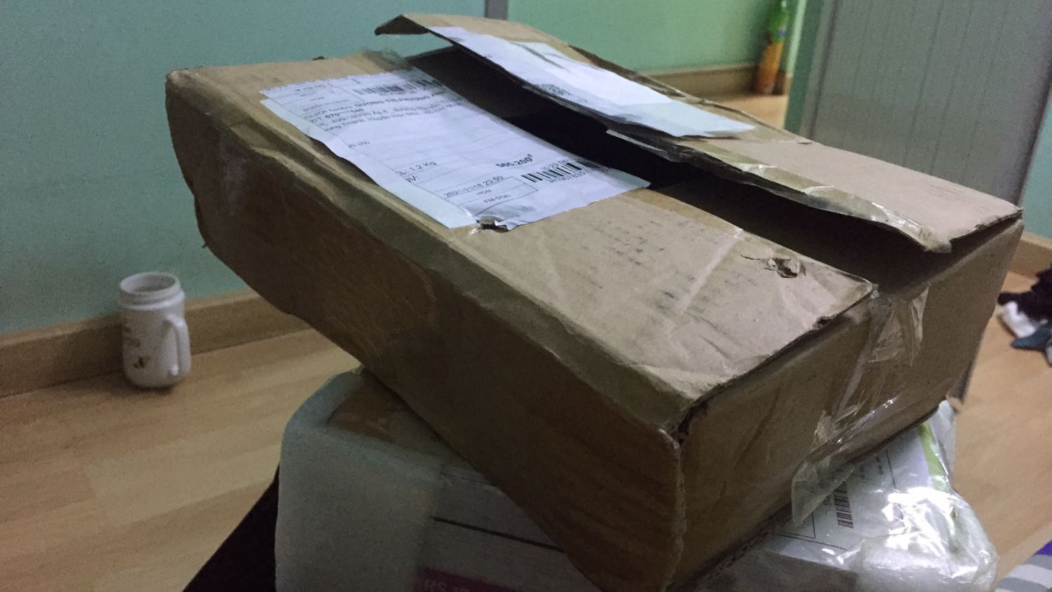 Thùng hàng có hơi bị nhừ tử có thể là đó và đập 😅😅😅
Tuy nhiên hàng bên trong được bọc lại cẩn thận để bảo quản sách tốt 💯⭐️
Hàng giao nhanh hơn dự kiến 
Chưa đọc thử nên chưa review phần này
Cảm ơn hiệu sách
Cảm ơn tiki đã giao hàng