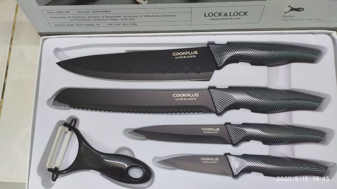 Hôm nay 15/09/2020, vì lý do việc bận nên cho đến nay tôi mới mở hộp sản phẩm tôi đặt tại trang ứng dụng. Khi mở hộp, tôi thấy phần tem niêm phong có dấu hiệu bị bóc, trong hộp con dao thái để không đúng khuôn và ko có bọc mũi an toàn, khi cầm lên kiểm tra tôi nhận thấy thân dao bị xước và lưỡi dao có vết mẻ răng cưa, lưỡi dao không bén đều. Tôi có căn cứ nghi ngờ sản phẩm của tôi đã bị tráo hàng và không đúng như quảng cáo. Tôi khiếu nại yêu cầu Tiki cho tôi câu trả lời chính xác cũng như bồi thường lại cho tôi bộ sản phẩm mới đúng như quảng cáo. Xin cảm ơn