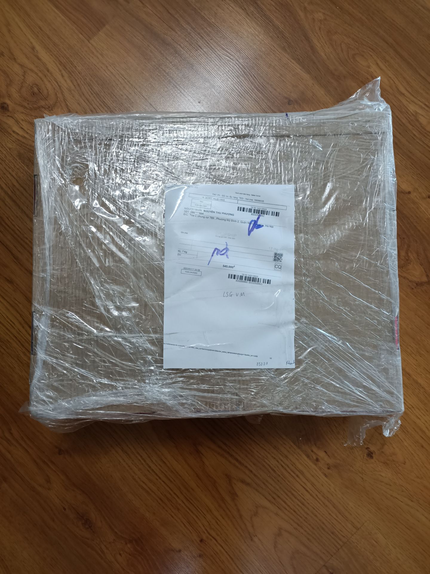 Mua đôi thứ 3 rồi. Không hiểu tại sao cái vỏ hộp màu đỏ rõ đẹp mà khi đóng gói shop phải lộn phần bìa trong ra? Có uẩn khúc j, xin các cao nhân chỉ giáo😄😄😄