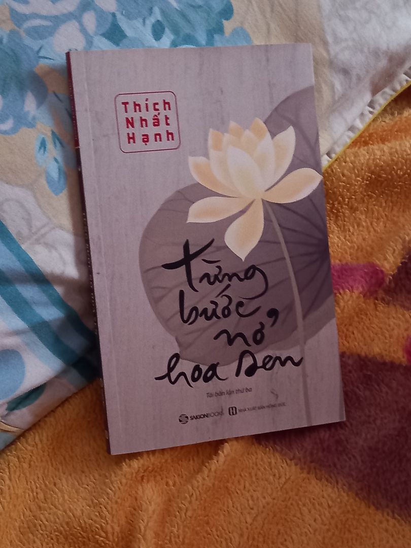 giao hàng nhanh, shipper thân thiện lắm lun, về phần sách thì không trầy xước, nhưng sách bị cong khiến mình hơi đau lòng :(, tóm lại là cũng không có gì để chê lắm vì mình còn được mua sale nữa nên giá hời lém hehehe