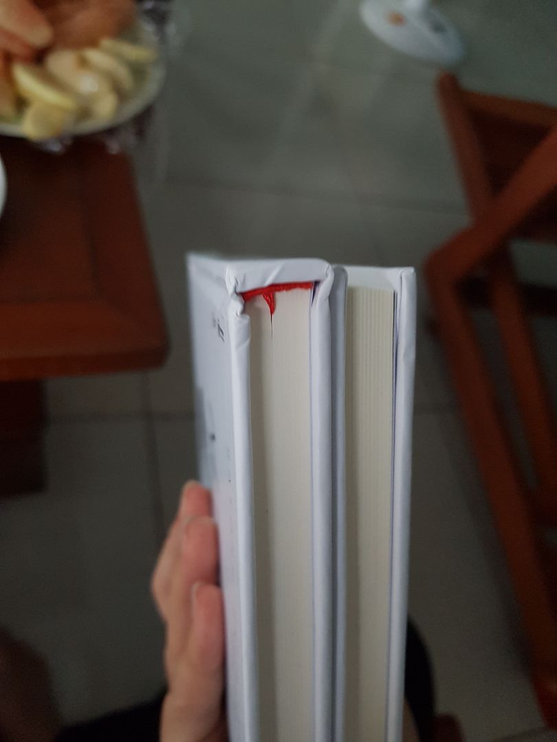 mua trên đây tính cả ship thì rẻ hơn bên ngoài tầm 15k. mình khuyên các bạn hãy xách mông ra tiệm mà mua. chọn được cuốn đẹp, chứ mua online rẻ hơn vài ngàn mà nhìn mất luôn cả thẩm mỹ cả cuốn. mình rất yêu sách . mua cuốn nào luôn giữ gìn nó, nay mua thử trên mạg mà mới nhận hàng đã thấy nó móp méo thế này mất cả hứng đọc