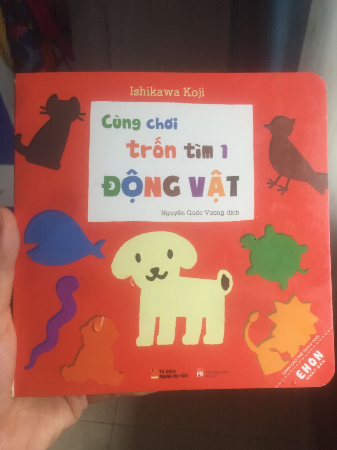 Tiki đóng gói và giao hàng nhanh. Sách làm bằng bìa cứng nên bé tha hồ chơi cùng. Bé lớn nhà m rất thích thú với hình cut out. Còn bé nhỏ thì thích hình ảnh. Nội dung dễ hiểu cho lứa tuổi 0-3 tuổi