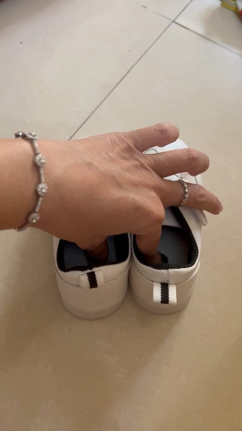 Bữa trước đặt mua 1 đôi , về bị hư đèn led bên trái, hoàn trả lại Tiki (còn chờ xét duyệt) mà đang gấp cho bé mang Tết mình đặt đôi nữa thì Tiki giao đôi khác cũng bị hư đèn led tiếp. Nản thiệt.