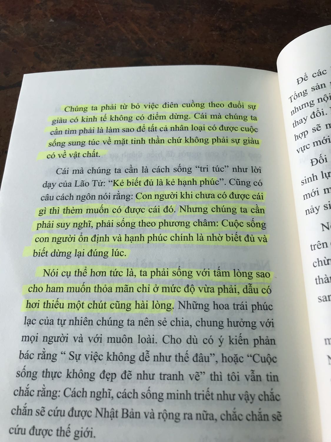 -Tiki giao hàng thì miễn chê rồi hé.

-Bàn về nội dung:

1. Sách là câu trả lời cho ai thắc mắc mình sinh ra trên cõi đời này để làm gì. Tại sao mình có mặt trên cõi đời này.

2. Cách đối nhân xử thế, chuẩn mực như thế nào là đúng.

3. Sách nói rất nhiều về triết lý đạo phật, vì tác giả quy y đạo phật.

4. Rất đáng đọc. Mỗi năm hoặc 2 năm nên lấy ra đọc lại 1 lần để hiểu kỹ hơn những ý mình bỏ sót.