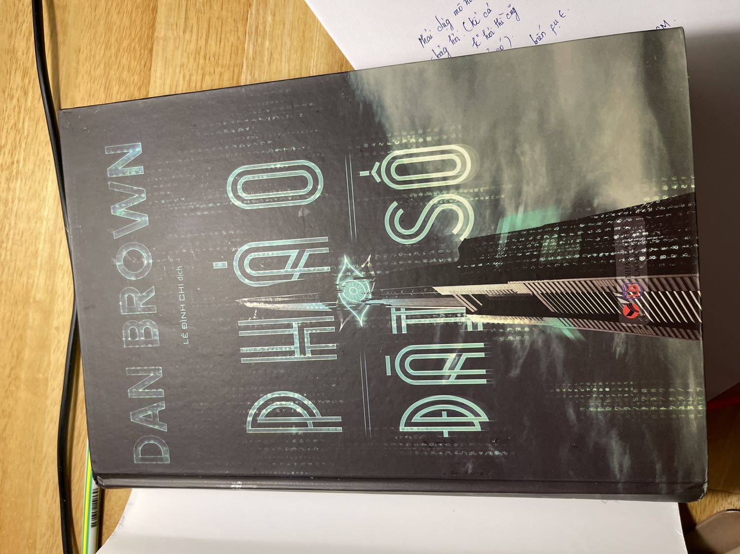 sách được giao nhanh, đc giảm giá nên mình tranh thủ mua luôn, nhưng kh biết có phải hàng giảm giá mà sách chỉ được đựng vào thùng gửi hàng mà kh đc bọc lại. Sách xước cả bìa bọc ngoài lẫn bìa bên trong. Nếu biết vậy từ đầu thì mình sẽ cân nhắc lại trc khi mua hàng.