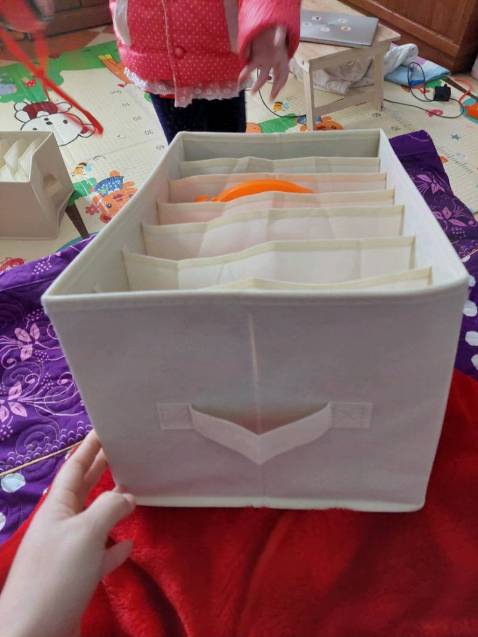 Rất đáng mua, sản phẩm dày, có thể gấp gọn lại hợp lý, tiện lợi, chất vải là loại không dệt, mình mua 2 màu là xám và kem, đều đẹp. mình thích màu kem hơn.! ở đây mình mua có nắp, mình mua chỗ khác loại không nắp nên nhìn không đẹp bằng!! chất lượng hàng tốt. phù hợp với tiêu chuẩn của mình. duy chỉ ship hàng hơi lâu vì mình ở SG nên hơi đợi 1 chút.. Nếu mà hộp vải cao hơn 1 chút nữa thì ok, thấy hơi thấp!!